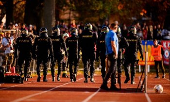 Policejní manévry jsou prý přehnané. 99 procent fanoušků se na fotbale chová v mezích zákona, tvrdí právník