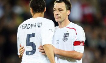 Anglie řeší spor o kapitána, Ferdinand nechce vrátit pásku Terrymu