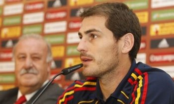 Casillas vyzdvihoval Puyola, Del Bosque potvrdil start Villy