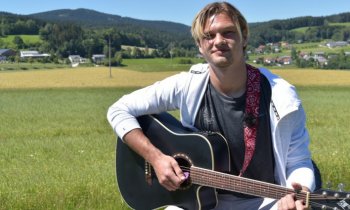 Pulkrab baví své spoluhráče na soustředění v Rakousku zpěvem a hrou na kytaru