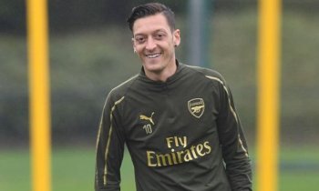 Özil seděl z taktických důvodů. Je zdravý, ale Emery se rozhodl pro jiné. Blíží se jeho konec v Arsenalu?