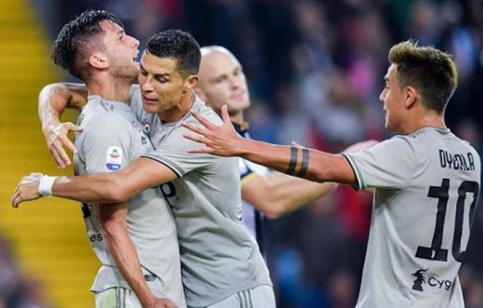 Cristiano Ronaldo penalty proměňuje. A dotáhl se na polskou kometu