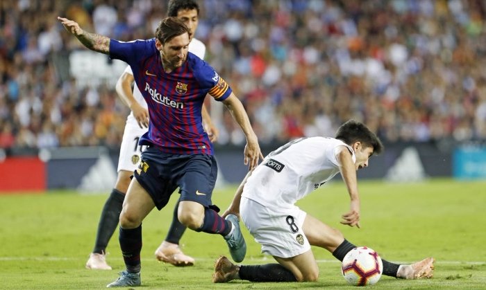 Skupinka hráčů Barcelony v čele s Messim žádá tohoto hráče, vedení stojí na rozcestí