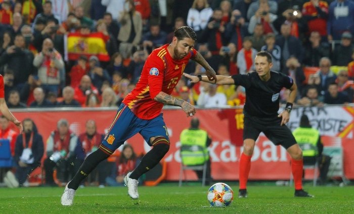 Ramosova penalta vynesla Španělsku plný zisk bodů, výhru slaví také Švýcarsko a Itálie