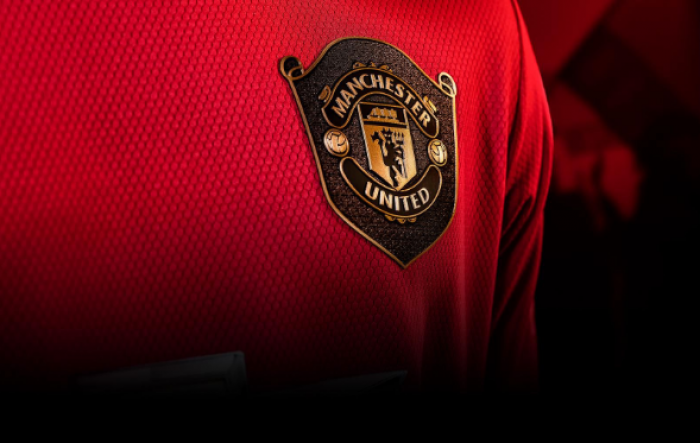 Manchester United představil nové dresy připomínající bájný Treble a branky Sheringhama se Solskjaerem