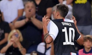 Juventus ustál nájezd AC Milán díky Dybalovi, Římané padli v Parmě