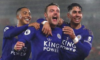Leicester si připsal další výhru, derby v Manchesteru ovládli Rudí ďáblové