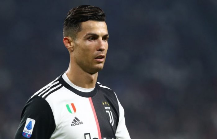 Ronaldo hattrickem zničil Cagliari, Zlatan neúspěšně debutoval. Do čela se však vrátil Inter