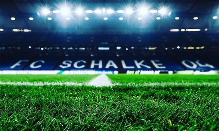 Trápení Schalke po sestupu z Bundesligy pokračuje. Na úvod druhé Bundesligy padlo, deník Bild přesto klubu věří