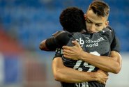 Slavia i Baník porazily maďarské soupeře, v souboji Teplic s Duklou padlo devět gólů