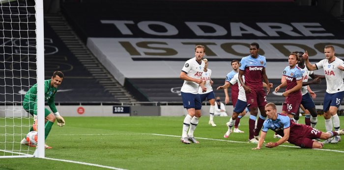 Souček smolným vlastním gólem zařídil výhru Tottenhamu, Lišky se znovu protrápily k bodu