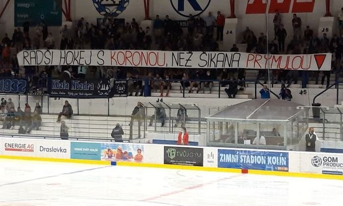 Hlas fandů: Radši hokej (fotbal) s koronou než šikana Prymulou. Místopředseda Senátu: Slavia nejsou Střešovice