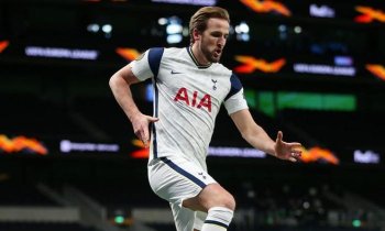Kane se podílel na výhře Tottenhamu, finále FA Cupu ovládl Leicester