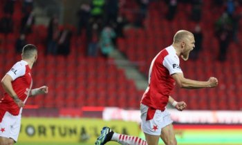 Slavia po dalším zaváhání Sparty slaví titul, Jablonec i v deseti obral o body Olomouc