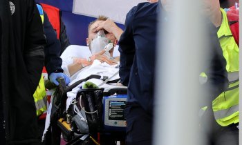 Eriksenovi se úplně zastavilo srdce, jeho stav je ale stabilizovaný. Dánové přivolali týmu na pomoc psychologa!