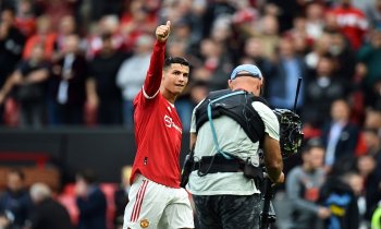 Ronaldo má problém. Po prohře s Evertonem si “vybil” frustraci na fandovi Karamelek a jeho mobilu