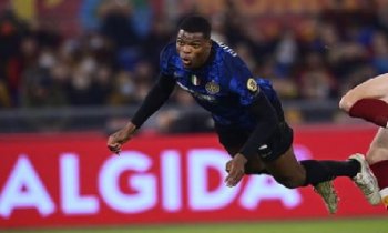 Inter bral body s AS Řím, Neapol je po katastrofickém závěru s Empoli ze hry o titul