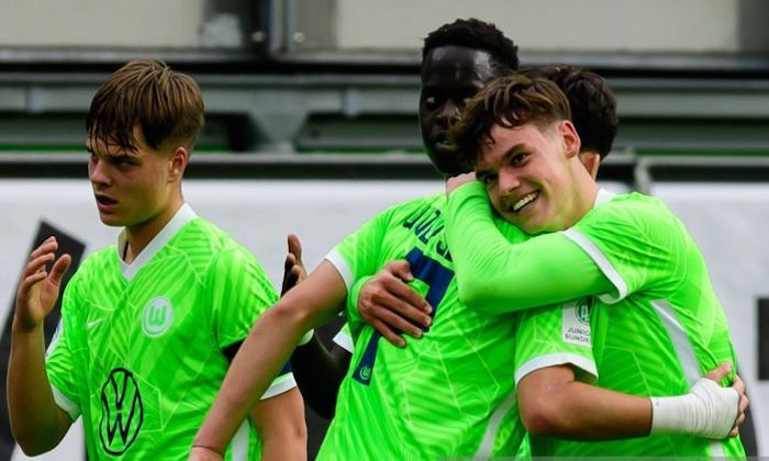 Z malého kluka se stal ramenatý chlap. Ve Wolfsburgu možná roste rozený tvůrce hry pro českou reprezentaci...