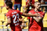 Hložek pomohl Leverkusenu k vítězství, Dortmund zvládl přestřelku proti Augsburgu