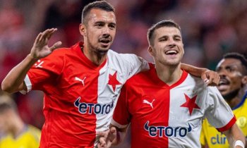 Rozhodčí poškodil Slovácko, Slavia v divoké přestřelce slaví první výhru, v hlavní roli opět Olayinka