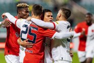 Slavia rozebrala Spartu za poločas, Řezníček sestřelil Pardubice hattrickem, Boleslav a Slovácko otáčeli