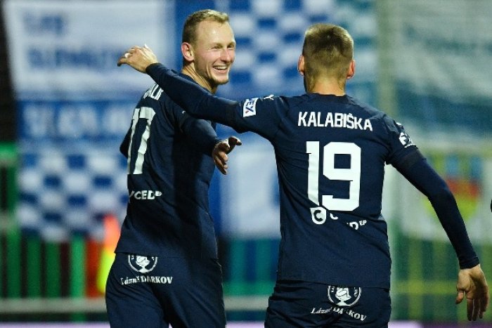 Slavia rozhodla proti Karviné o postupu v prvním poločase, Slovácko nepustilo Mladou Boleslav ke slovu