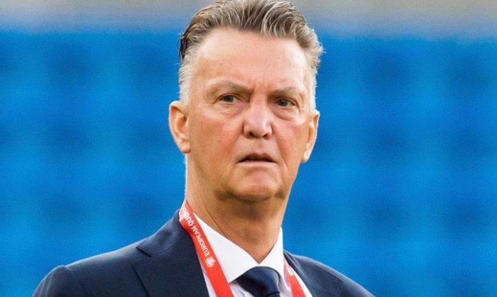 That’s change!  The praising Van Gaal suddenly turned around and kicked his own line: Budižkničemová!