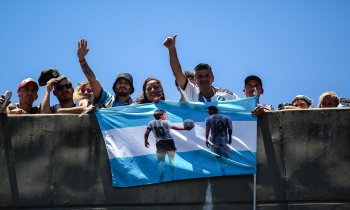 Cílem bylo chránit hráče, řekl prezident Argentiny k divočině v metropoli. Fanoušci skákali z mostu!
