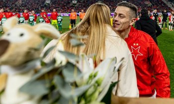 Slavia stáhla žádost o prominutí zbytku trestu pro Olayinku. Křídelník se přidal na početnou marodku sešívaných