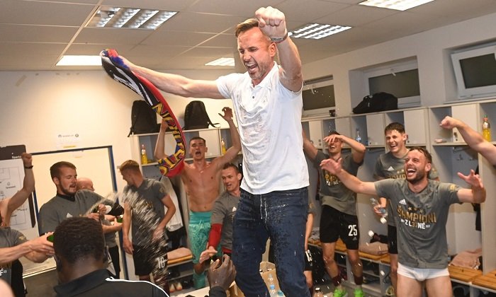 Sparta slaví po devíti letech titul! Slavia zvládla otočku v Olomouci, Plzeň opět vybouchla