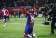 Xavi zahájil pozvolný odchod vynikajícím tahem, Atlético spasil pozdním gólem Depay