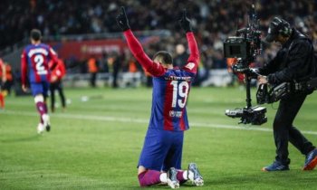 Xavi zahájil pozvolný odchod vynikajícím tahem, Atlético spasil pozdním gólem Depay