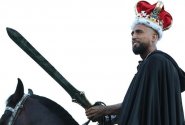 Vrtulník a jízda na koni v černém plášti s korunou na hlavě a mečem v ruce. Vidal se po 17 letech vrátil domů