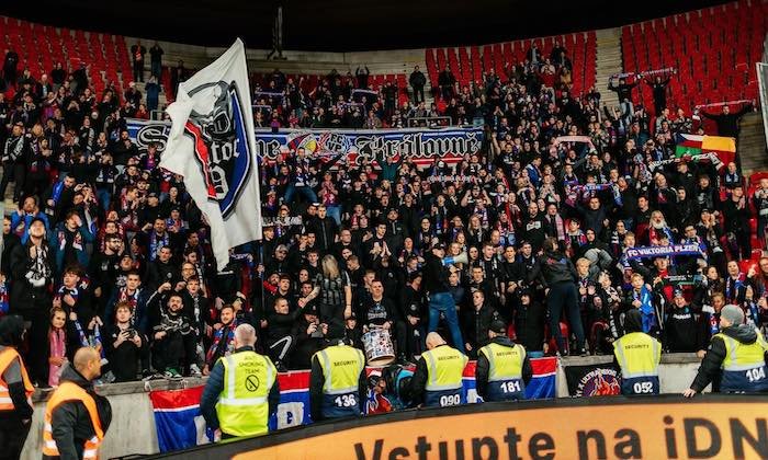 Policie rozhodla, že pokud Slavia nevrátí plot do sektorů hostů, nebude moci pořádat prvoligové zápasy