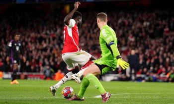 Hvězdu Arsenalu rozzuřila neodpískaná penalta v Lize mistrů. U nás by byla, tvrdí expert Kisel, zlobil se i Bayern