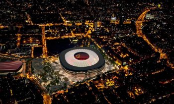 Z největšího stadionu v Evropě nechtějí mít holubí dům. Rekonstruovaný Camp Nou tak nově stráží dravci