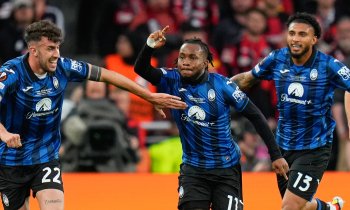 Leverkusen poprvé v sezoně prohrál. Sen Bayeru o treblu hattrickem rozprášil Lookman. Atalanta slaví historický triumf